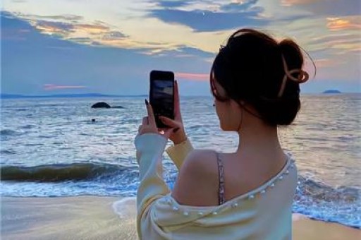 女星超大牌排场惹热议与男助理亲密举动引全网吵翻 女星超大牌排场惹热议与男助理亲密举动引全网吵翻